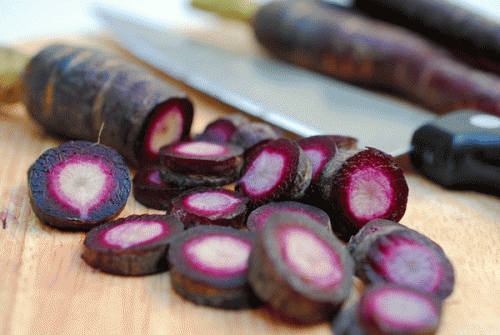 Photo of Descubra a origem e como a cenoura roxa é cultivada